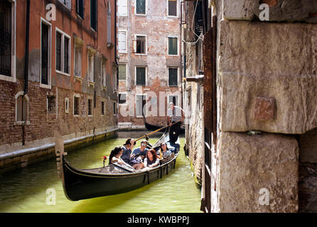 Asiatische touristische Familie reitet eine Gondel Tour auf die Kanäle in Venedig/Italien. Stockfoto
