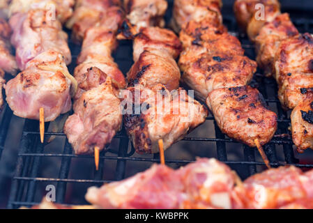 Vorbereitung Schaschlik auf mangal oder Grill Stockfoto