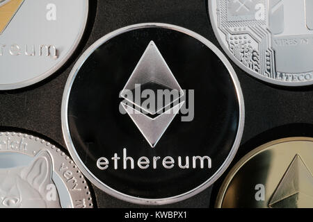 Des Astraleums cryptocurrency echten Silber münze in der Mitte der anderen Crypto closeup Stockfoto