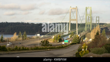 Am frühen Morgen Licht beleuchtet die Tacoma Narrows Brücke Olympic Mountains im Hintergrund Stockfoto