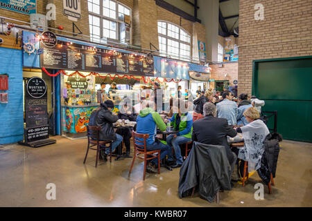 Kunden Mittagessen im Buster's Sea Cove Restaurant, spezialisiert auf Meeresfrüchte, St Lawrence Markt, Toronto, Ontario, Kanada. Stockfoto