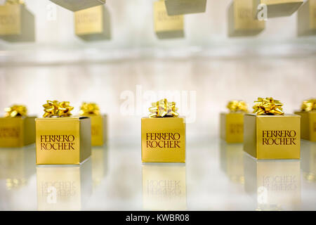 Regal Store anzeigen Geschenk verpackt Boxen von Ferrero Rocher Schokolade während der Weihnachtszeit in der Yorkdale Shopping Centre, Toronto, Ontario, Kanada. Stockfoto