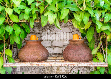 Foto von Trinkwasser Topf auf dem Regal, Myanmar Kultur Stockfoto