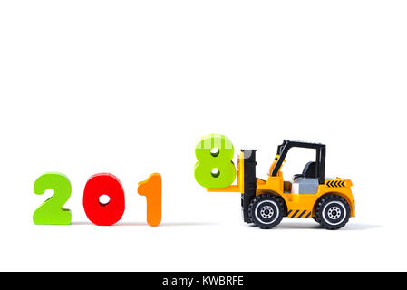 Mini Gabelstapler laden Text Nummer acht bis 2018 Wort vollständig, auf weißem Hintergrund mit Kopie Raum isoliert, glückliches neues Jahr 2018 Konzept-id Stockfoto