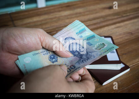 Vietnam Dong Bank Note in der Frau die Hand Stockfoto