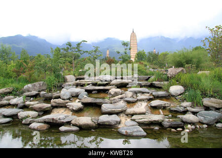 Felsen in der Nähe von Teich und drei Pagoden in Dali, China Stockfoto