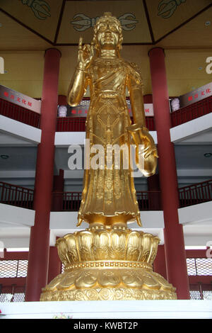 Statue der Göttin Guanyin im inneren Tempel in Dali, China Stockfoto