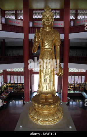 Statue der Göttin Guanyin im Tempel, Dali, China Stockfoto