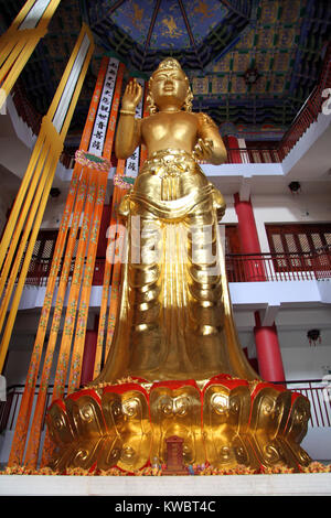 Großen Goldenen ststue Göttin Guanyin in ChongSheng Kloster, Dali, China Stockfoto