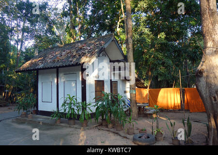 Mönch Wäsche: safranroben hingen neben Unterkunft in Wat Umong, Chiang Mai, Thailand zu trocknen. Keine PR Stockfoto