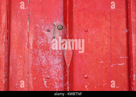 Rote hölzerne antiken Tür mit kleinen Griff Stockfoto