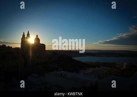 Mellieha Kirche, die Stadt und die Bucht, Abendlicht, Panorama, Malta Stockfoto