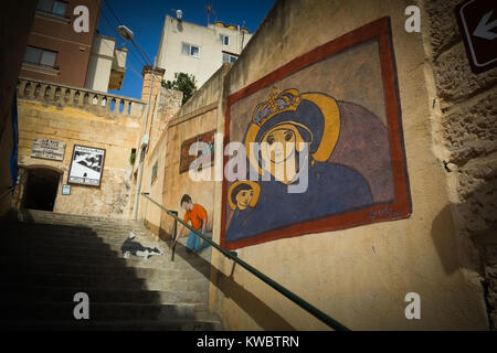 Street Art und Graffiti auf Treppen, Mellieha, Malta, Kater und Katze, Jungfrau Maria und Jesus Stockfoto