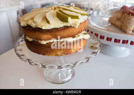 Hausgemachte Kuchen mit Spiced Pear Topping auf Ständer Stockfoto