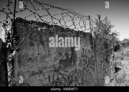 Stacheldraht auf Zement Zaun. Einfarbige silhouette Foto Stockfoto