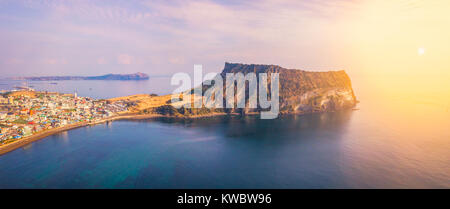 Sonnenaufgang von Jeju tun Seongsan Ilchulbong Stadt, Jeju Island, South Korea Stockfoto