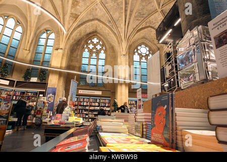 Boekhandel Dominicanen oder Buchhandlung Dominikaner ist eine Buchhandlung oder Buchhandlung in einem aus dem 13. Jahrhundert stammenden Kirche in Maastricht, Niederlande. Stockfoto