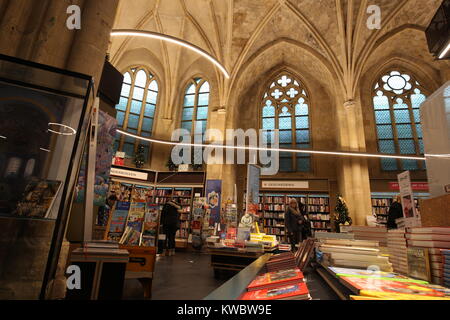 Boekhandel Dominicanen oder Buchhandlung Dominikaner ist eine Buchhandlung oder Buchhandlung in einem aus dem 13. Jahrhundert stammenden Kirche in Maastricht, Niederlande. Stockfoto