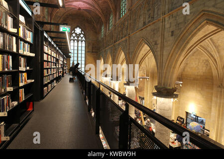 Boekhandel Dominicanen oder Buchhandlung Dominikaner ist eine Buchhandlung oder Buchhandlung in einem aus dem 13. Jahrhundert stammenden Kirche in Maastricht, Niederlande. Stockfoto