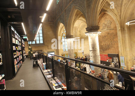 Boekhandel Dominicanen oder Buchhandlung Dominikaner ist eine Buchhandlung oder Buchhandlung in einem aus dem 13. Jahrhundert stammenden Kirche in Maastricht, Niederlande. Stockfoto