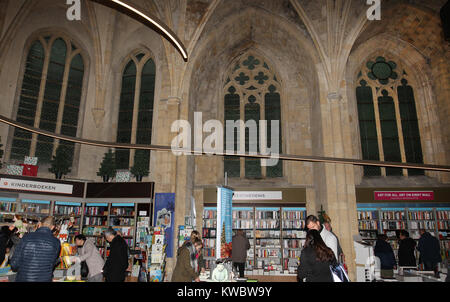 Boekhandel Dominicanen oder Buchhandlung Dominikaner ist eine Buchhandlung oder Buchhandlung in einem aus dem 13. Jahrhundert stammenden Kirche in Maastricht, Niederlande. Stockfoto