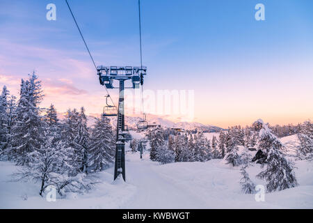 Winter-Bergpanorama mit Skipisten und Skilifte in der Nähe von Skizentrum Vogel, Slowenien Stockfoto