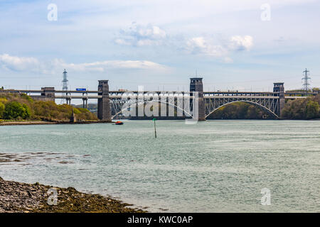 Nutzfahrzeuge Kreuzung Britannia Bridge von Anglesey auf die walisische Festland, Wales, Vereinigtes Königreich Stockfoto