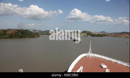 Der Bogen der Kreuzfahrt Schiff in Richtung Miraflores auf der Panamakanal, Mittelamerika. Stockfoto