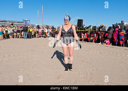 Stellen Porträt einer Frau mittleren Alters über das Wasser am Tag die 114 Polar Bear Club das Neue Jahr zu schwimmen. Stockfoto