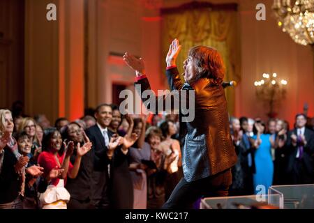 Mick Jagger führt' ich nicht einschalten können Sie Lose' im East Room des Weißen Hauses, Feb 21, 2012. Jagger war ein All star Konzert von PBS", In der Leistung im Weißen Haus: Rot, Weiß und Blau". (BSLOC 2015 3 95) Stockfoto