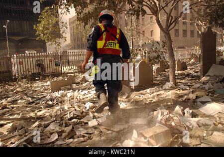 NYC Feuerwehrmann geht unter die alten Grabsteine am Trinity Church Cemetery in lower Manhattan. 19. September 2001. Die Kirche Gründen enthalten die Gräber von bemerkenswerten 18. und 19. Jahrhundert New Yorker, darunter Alexander Hamilton und Astor. New York City, nach dem 11. September 2001 Terroranschläge. (BSLOC 2015 2 100) Stockfoto