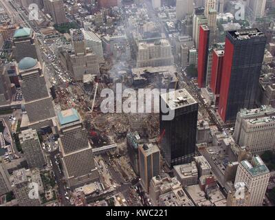 Luftaufnahme des World Trade Center aus dem Südwesten, 27. September 2001. Stärkung der Kunststoff Orange deckt die Straße Fassaden stark beschädigte Gebäude in der Church Street. New York City, nach dem 11. September 2001 Terroranschläge. (BSLOC 2015 2 104) Stockfoto