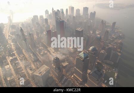 Luftaufnahme von Ground Zero aus dem Nordwesten an einem trüben Tag, 4. Oktober 2001. Oben links ist die Brooklyn Bridge, und rechts oben ist Governors Island. World Trade Center in New York City, nach dem 11. September 2001 Terroranschläge. (BSLOC 2015 2 113) Stockfoto