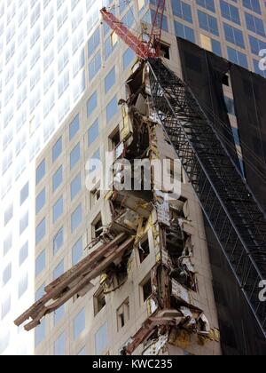 Stahlträger des Nordturms eingebettet in der Seite des World Financial Centers. 12. Oktober 2001. New York City, nach dem 11. September 2001 Terroranschläge. (BSLOC 2015 2 118) Stockfoto