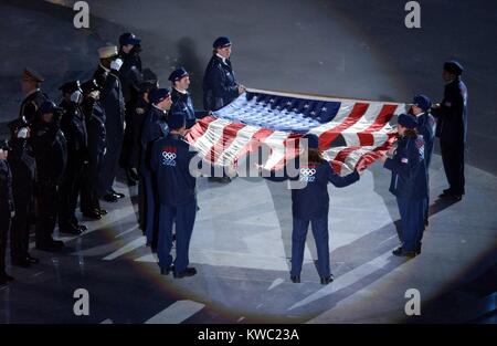 Die US olympischen Mannschaft hält die amerikanische Flagge, die über dem Boden null an Sept. 11, 2001 flog. Feuerwehrmänner nahmen die Flagge aus einem Boot im Yachthafen an der World Financial Center angedockt. Salt Lake City, Utah, 8. Februar, 2002. Us Navy Foto von der Journalistin 1. Klasse Preston Keres (BSLOC 2015 2 121) Stockfoto