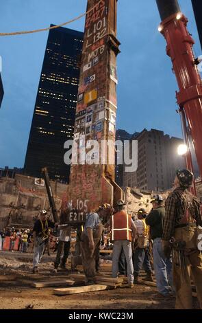 Bauarbeiter manövrieren das letzte Stück der Trümmer von Ground Zero entfernt. 28. Mai 2002. Es war 30-Fuß "die Nummer der Spalte 1001B" von zwei World Trade Center (Südturm). Der Stahlträger, eines 47, die auf den Südturm gehalten wurde mit Masse Karten, Rosenkranz, Flaggen, Fotos von fehlenden unschuldigen verputzt und Briefe von Kindern, Eltern, die nie kommen würde. Es ist in der nationalen Sept. 11 & -Gedenkmuseum. U.S. Navy Photo by Bob Houlihan (BSLOC 2015 2 124) Stockfoto