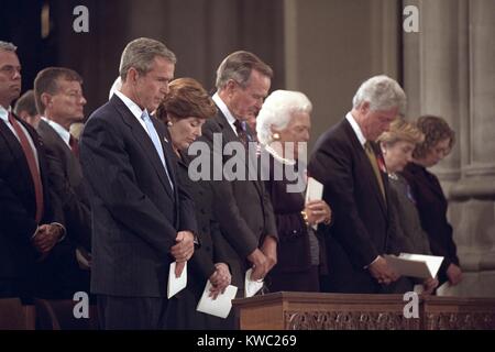 Nationaler Tag des Gebets und des Gedenkens Service am 14. September 2001. Bei National Cathedral, L-r: Präsident George W. Bush, Frau Laura Bush, der ehemalige Präsident George H. W. Bush, Frau Barbara Bush, ehemaliger Präsident Bill Clinton, Sen. Hillary Rodham Clinton und Chelsea Clinton. (BSLOC 2015 2 149) Stockfoto