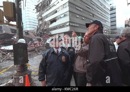 Präsident George W. Bush besucht die Ruinen von World Trade Center in New York, 14. September 2001. Mit ihm von links sind: New York City Polizei-Kommissar Bernie Kerik; Senator Chuck Schumer; und NY Gouverneur George Pataki. Die Gruppe ist an der Vesey Street, auf der Nordseite des World Trade Center Komplexes. (BSLOC 2015 2 153) Stockfoto