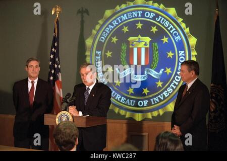 Präsident George W. Bush am FBI HAUPTQUARTIER, Sept. 25, 2001. Er wird von Direktor Robert Mueller flankiert, Links, und US-Justizminister John Ashcroft. (BSLOC 2015 2 168) Stockfoto