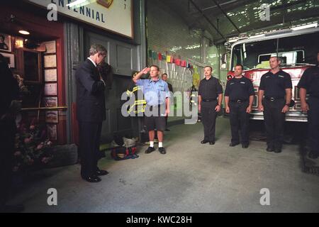 Präsident George W. Bush besucht mit Feuerwehrleute bei Motor Co. 55 in New York City. Das Hotel liegt in Little Italy, verlor das Unternehmen 8 Männer in der 9 / 11 Terroranschläge. 3. Oktober 2001. (BSLOC 2015 2 171) Stockfoto