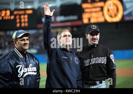 Präsident George W. Bush winkt der World Series-Menge im Yankee Stadium. Mit ihm sind Yankees-Manager Joe Torre (links) und Diamondbacks Manager Bob Brenly. 30. Oktober 2001. (BSLOC 2015 2 182) Stockfoto