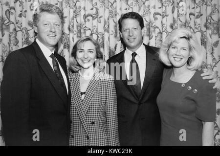 1992 demokratische Kandidaten für Präsidenten und Vizepräsidenten mit ihren Ehefrauen. L-r: Zukunft Präsident Bill und Hillary Clinton; Zukunft-Vize-Präsident Albert Gore, Jr. und Tipper Gore. (BSLOC 2015 2 184) Stockfoto