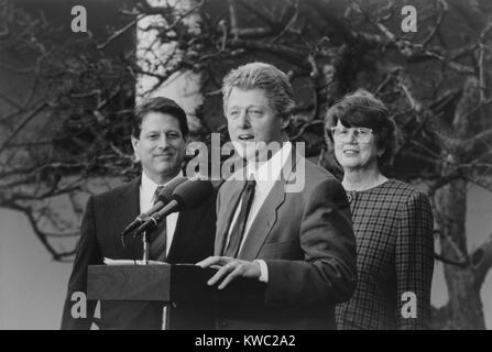 Präsident Bill Clinton mit VP Albert Gore und Attorney General Janet Reno. Reno war die erste Frau Attorney General und war 8 Jahre lang. (BSLOC 2015 2 188) Stockfoto