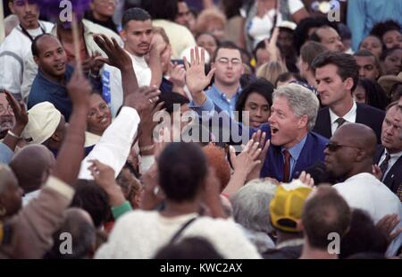 Präsident Bill Clinton auf einer "Erhalten Out the Vote" Kundgebung in Los Angeles, CA. 5 Tage vor den nationalen Wahlen von 2000, Clinton arbeitet eine Menschenmenge zur Unterstützung sein Vizepräsident Al Gore, der Republikaner George W. Bush entgegengesetzt war. (BSLOC 2015 2 199) Stockfoto