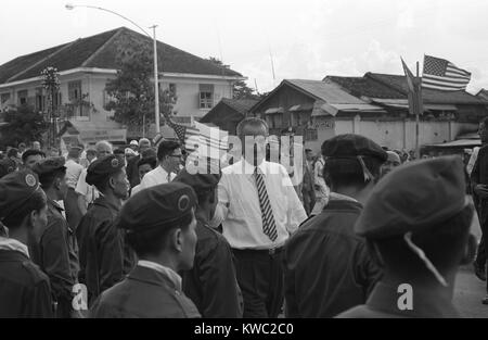 Vizepräsident Lyndon Johnson unter Gruppe vietnamesische Soldaten und Amerikaner. Präsident Kennedy stieg 1962 amerikanische Truppen bis 12.000 US-Militärberater in Vietnam. Saigon, Südvietnam, 12. Mai 1962. (BSLOC 2015 2 209) Stockfoto