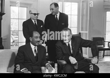 Präsident Lyndon B. Johnson, sitzt mit Anwar Sadat, im Oval Office, Feb 2, 1966. Sadat wurde dann Präsident der Nationalversammlung der Vereinigten Arabischen Republik, und es gelang Nasser 1970. (BSLOC 2015 2 217) Stockfoto