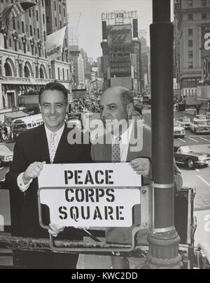 Sargent Shriver und Edward R. Dudley auf dem Times Square mit einem Schild "Friedensplatz Corps". Shriver war Präsident Kennedys Schwager und erster Direktor des Peace Corps. Dudley war Borough President von Manhattan. 18. Juni 1962. (BSLOC 2015 2 227) Stockfoto