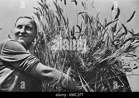 Kollektive Bäuerin mit neu geernteten Weizen. Ca. 1935-40. In der Nähe von Krasnodar, UdSSR, (BSLOC 2015 2 255) Stockfoto