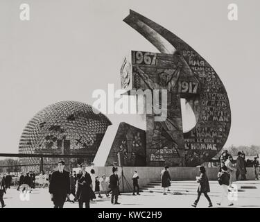 Sowjetische und US-Exponate auf der Montreal World Fair, 2. Mai 1967. Der sowjetischen Pavillon ist ein unverwechselbares Hammer und Sichel Denkmal mit ausdrucksvollen Kunstwerk und dem Slogan: "Alles zum Wohle der Menschen, zum Wohle der Menschen". Die Termine von 1917 und 1967 sind prominente, zum 50. Jahrestag der Oktoberrevolution. Auf der linken Seite ist der US-Pavillon, einem 20-stöckigen geodätische Kuppel von Buckminster Fuller. (BSLOC 2015 2 267) Stockfoto