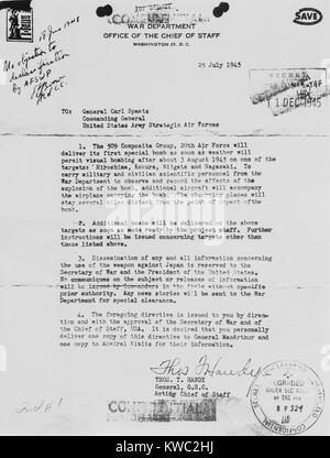 Weltkrieg 2 Brief von General Thomas Handy erhalten Sie allgemeine Carl Spaatz zur Ermächtigung der Abwurf der ersten Atombombe. Juli 25, 1945. Praktisch war die Stabschefs, aufgrund von George Marshall's Teilnahme an der Potsdamer Konferenz. (BSLOC 2015 2 29) Stockfoto